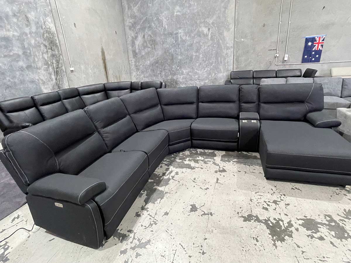 Black Leather lounge for Sales in Hoppers Crossing